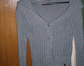 pilkas megztinis