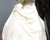 Karoliukais siuvinėta vestuvinė suknelė 