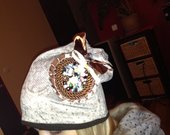 Stilingos ranku darbo dekoruotos kepures