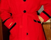 Nuostabus raudonas paltas 