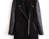 Juodas paltukas su odinėmis rankovėmis