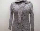 Pilkas megztinis su šaliku ir kepure