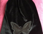 Nauja aksomine juoda kepure su drugeliu 60lt