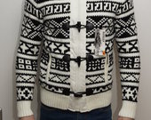 Skandinaviškas megztinis su kailiu