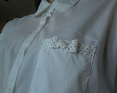 balti marškinukai su taškuota apykakle