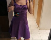 Nuostabi violetinė atlasinė suknelė