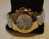 Aukso spalvos MK laikrodis su baltais intarpais 