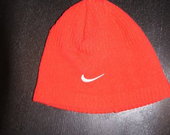 Raudona Nike kepurytė