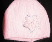 Rožinė šilta kepurė su blizgia gėlyte