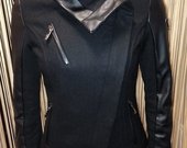 Juodas firminis paltukas su odinėmis detalėmis