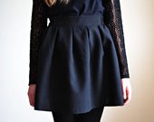 Klostuotas juodas sijonas