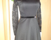 juoda suknelė su gipiūru