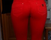 Raudonos spalvos džinsai-kelnės