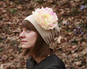 Nauja kreminė trikotažinė kepurė su gėle