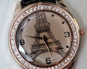 Juodas laikrodis dekoruotas Eifelio bokštu