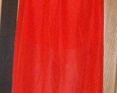 Ilgas raudonas sijonas