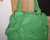 Žalia rankinė su kaspinu
