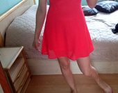 Ryški raudona suknelė