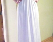 Romėniška balta suknelė.