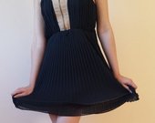 Klostuota juoda suknelė
