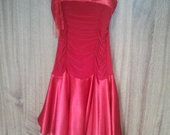 Trumpa raudona proginė suknelė