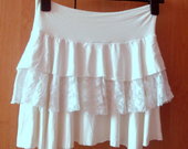 Baltas laisvai krentantis neriniuotas sijonas.