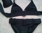 Sodriai juodas maudymosi kostiumėlis