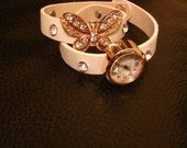 baltas laikrodis su drugeliu