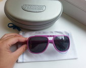 Violetiniais rėmais akiniai