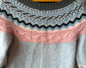 spalvotas megztinis 3/4 rankovėmis