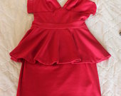 Neeilinė raudona suknelė