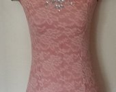 Rožine suknelė su kristaliukais