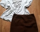 Balta palaidinė ir rudas sijonas