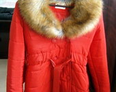 Raudona striuke-paltas