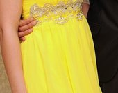 Geltona suknelė su nėriniais