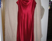 Raudona pusilge suknele su švarkeliu