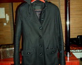 Juodas stilingas paltas
