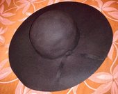 Plačiakraštė rudeninė juoda skrybelė
