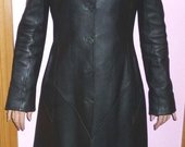 juodas odinis paltas
