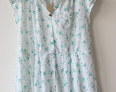 balta suknelė su žaliais raštais / Bershka 