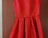 Raudona suknele su kaspinu nugaroje