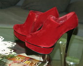 sezoninai ryskiai raudoni batai