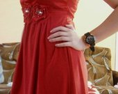 graži raudona suknelė