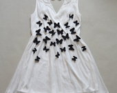 Stilinga suknelė su drugeliais