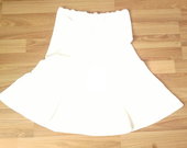 Baltas klostuotas sijonas