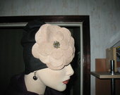 Stilinga kepurė su gėle