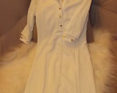 Balta stilinga suknelė
