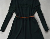 Stilinga tamsiai žalia suknelė