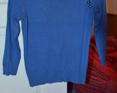 Mėlynas megztinis su sagutėmis