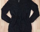 Juodas pukuotas blizgantis megztinis